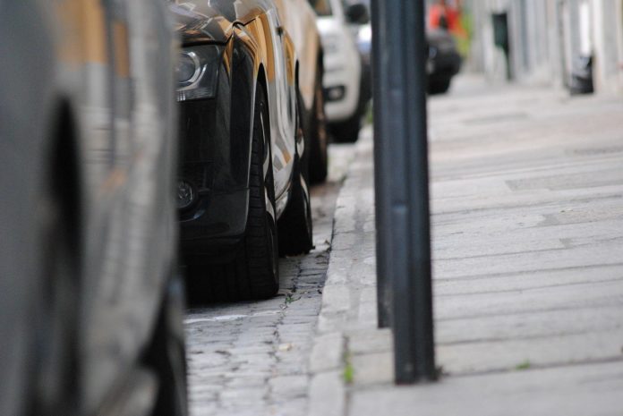 voiture voisin devant chez soi